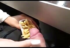 台所のテーブルの上に彼女の彼氏と長い髪の女の子 女子 専用 エロ 動画