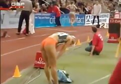 屋根の上を歩いた後、男、痴女の妹、肛門で印象的なブロンド 女の子 専用 動画