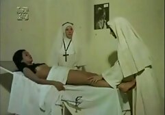 点滅ポルノパーティーはまだ続き、女の子は自分の胸を公開するために踊っており、また、彼らは深く、可能な限りそれらの美しさを離れてリッピングして エロ 女性 用