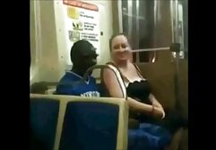 セクシーなブロンドは、体に塗料を塗りつぶし、雇用者を誘発する アダルト 女性 専用