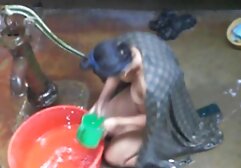 Busty slutけいれんオフに浴室と座ってお尻に黒脂肪コック アダルト ビデオ 女性 専用