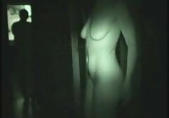 ピンクの髪の成熟した細い雌犬はコックを吸う エロ 女性 用