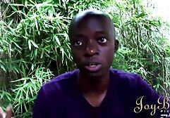 若い雌犬はカフェのテーブルの下で彼女のL.を示しています 女 専用 av