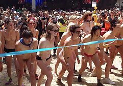 豊かなカウントを持つ魅力的な女の子 アダルト 女性 専用