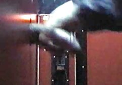 雑誌の写真の前に若い女の子の興奮 女性 専用 動画 無料