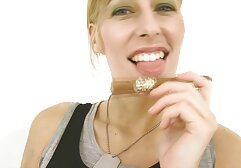 スキニーブロンドは贈り物としてネックレスを持っており、彼女の顔に兼を支払う 女性 専用 動画 無料