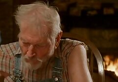 華やかな女の子は肛門で性交し、犬の兼を飲み込む エロ 女性 専用